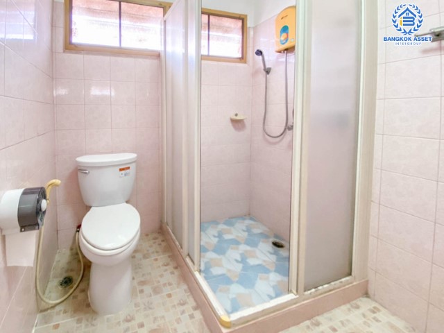 *****บ้านเดี่ยวมือสอง ! ม.ปรีชา พหลโยธิน87 เนื้อที่กว้างถึง 80.6 ตร.ว บ้านสวย สภาพดี พร้อมอยู่ เน้นความเป็นส่วนตัว รองรับทุกครอบครัวด้วยฟังก์ชั่น 3 ห้องนอน 3 ห้องน้ำ 2 ที่จอดรถ พิเศษสุดๆ โอนในปี 2564 นี้ รับทันทีทองคำแท่ง 10 บาท !! การเดินทางสะดวกสบายเข้าออกได้หลายเส้นทาง ใกล้รถไฟฟ้าสาย สีแดงเข้ม "สถานีหลักหก"